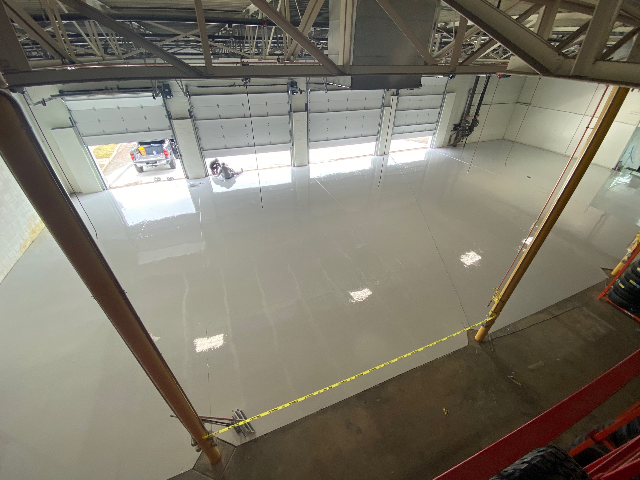 Large industrial floor finished with a smooth light gray Rezena Classic coating